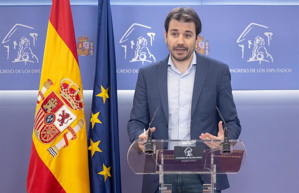 Archivo - El diputado de Podemos Javier Sánchez Serna durante una rueda de prensa anterior a la Junta de Portavoces, en el Congreso de los Diputados, a 19 de marzo de 2024, en Madrid (España).