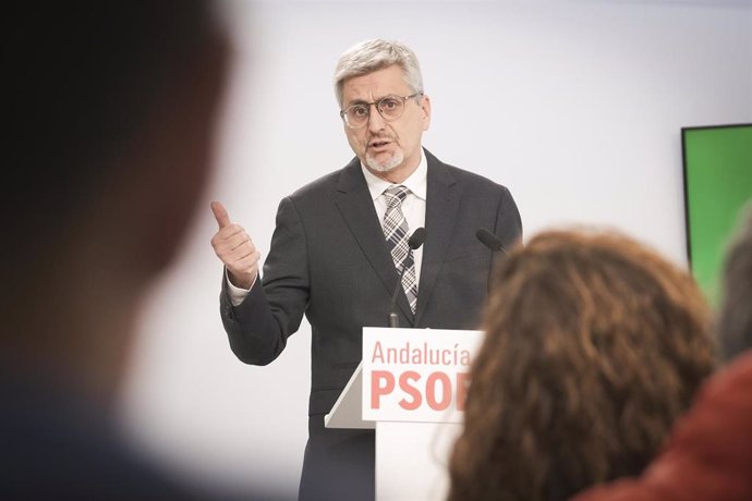 El portavoz adjunto del PSOE-A, Josele Aguilar, en rueda de prensa.