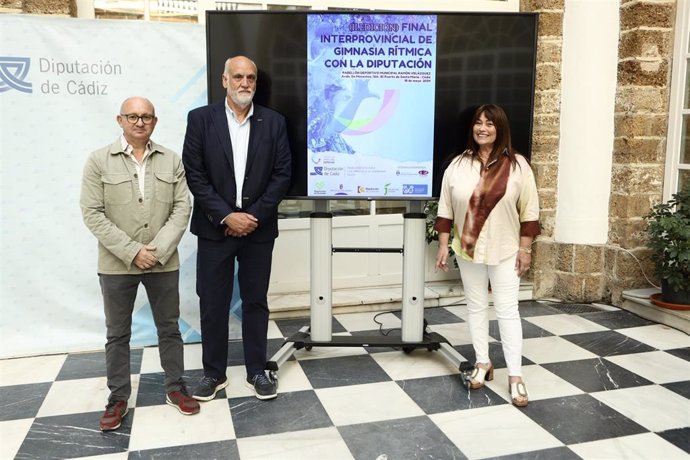 El responsable del Servicio de Deportes, Javier Vidal, (c) durante el el acto de presentación, a 7 de mayo de 2024, en Cádiz, Andalucía (España). 