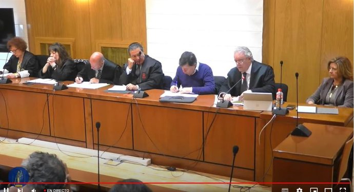 Las defensas en 'La Perla' critican los trece años de banquillo de los acusados y el interés político del PSCyL