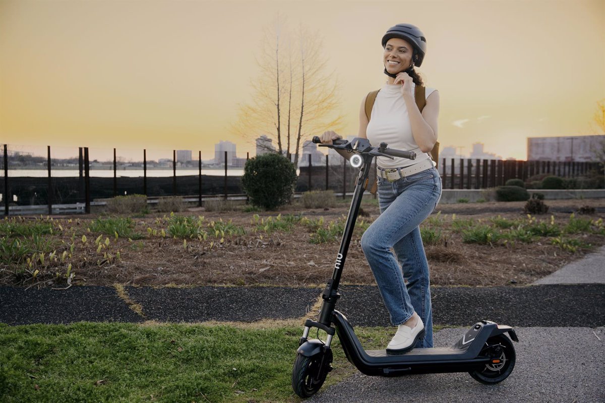 Introducing the NIU KQi 300 series scooters with hydraulic suspension and a range of up to 60km