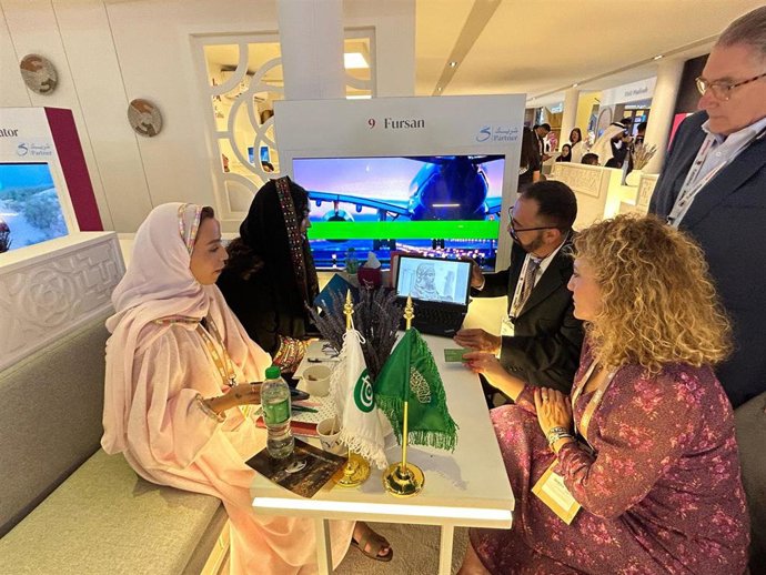 Encuentro de trabajo en la Arabian Travel Market, con la diputada provincial de Turismo, Marta Nievas, y el director del Patronato, Manuel Muñoz, a la izquierda en la imagen