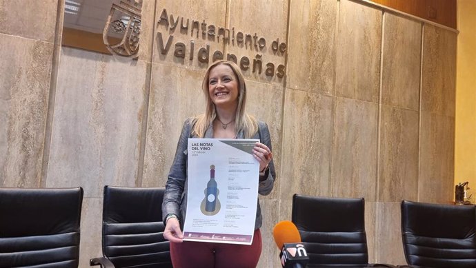 La teniente de alcalde de Cultura, Vanessa Irla, presenta las Notas del Vino de Valdepeñas.