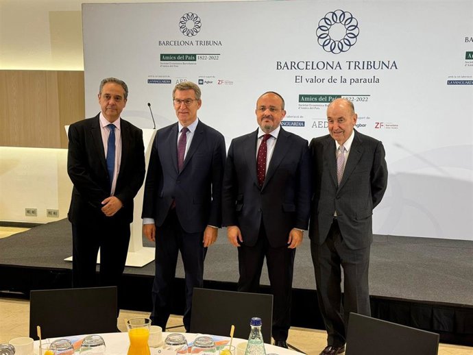 El líder del PP, Alberto Núñez Feijóo, junto al candidato a las catalanas, Alejandro Fernández, en el desayuno informativo organizado por Barcelona Tribuna con la colaboración de 'La Vanguardia'