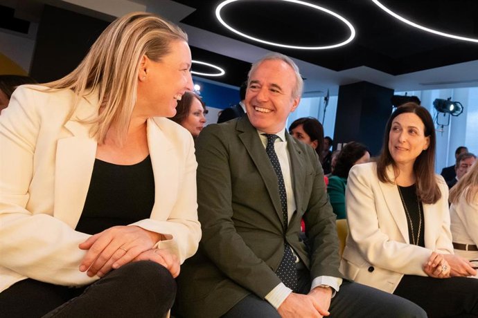 El presidente del Gobierno de Aragón. Jorge Azcón, durante su visita al Centro de Desarrollo Agile de Vueling