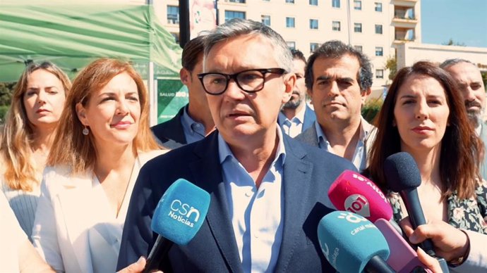 El portavoz del grupo Vox en el Parlamento de Andalucía, Manuel Gavira, durante una intervención ante los medios de comunicación en Málaga.