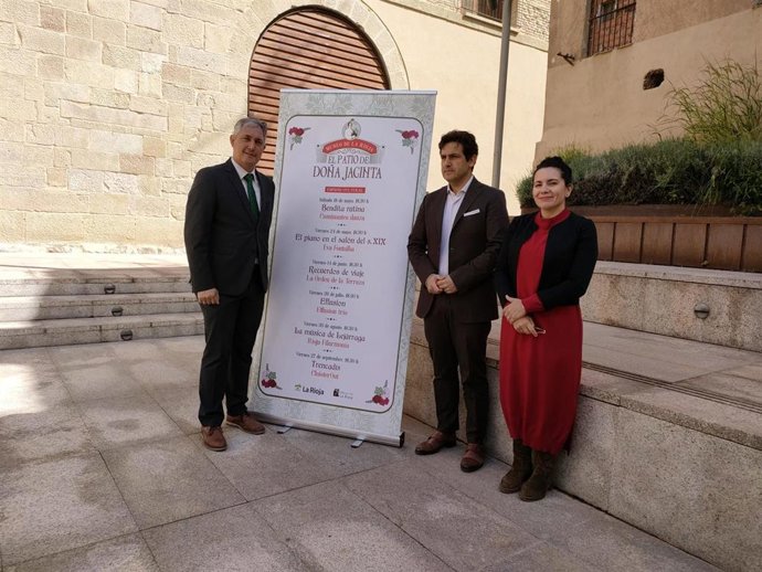 El consejero de Cultura, José Luis Pérez Pastor, ell director general de Cultura, Roberto Iturriaga, y la directora del Museo de La Rioja, Rocío Coletes, presentan el ciclo 'El patio de doña Jacinta'