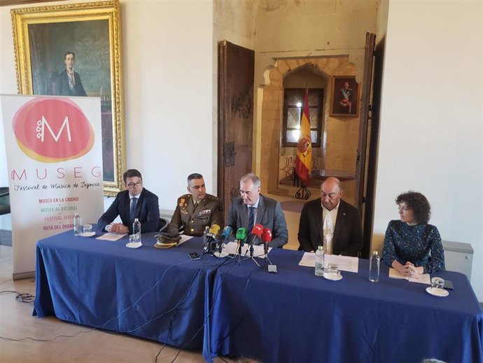 Eñl presidente de la Fundación Caja Rural, Ángel Luis Llorente (izda), el coronel Alcaide del Alcázar, Rafael de Felipe, el alcalde de Segovia, José Mzarías, el presidente de la Diputación, Miguel Ángel de Vicente y la directora de la Fundación Don Juan
