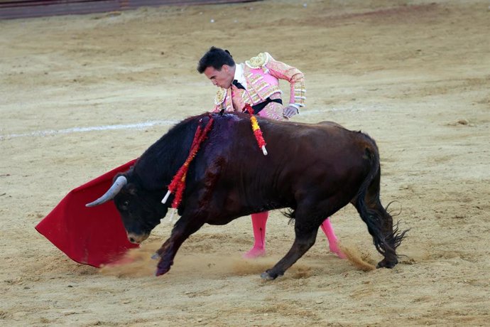 Gonzalo Caballero durante su faena taurina en las fiestas del Dos de Mayo, a 28 de abril de 2024, en Móstoles (Madrid, España)