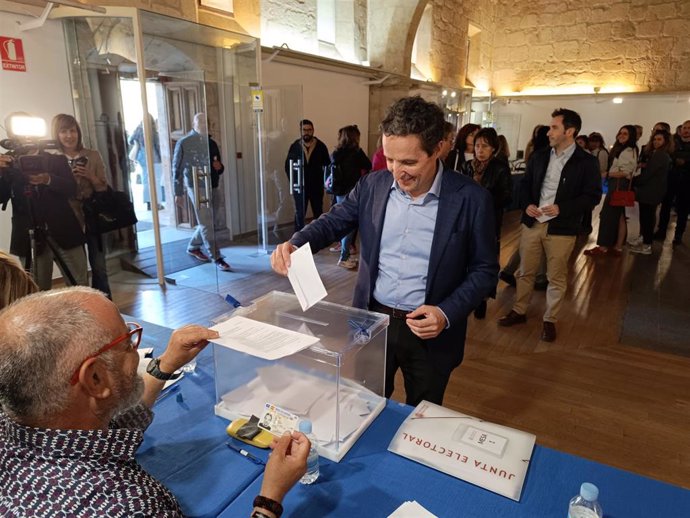 El candidato a rector de la USAL, Juan Manuel Corchado, vota en las elecciones al Rectorado de la Universidad de Salamanca