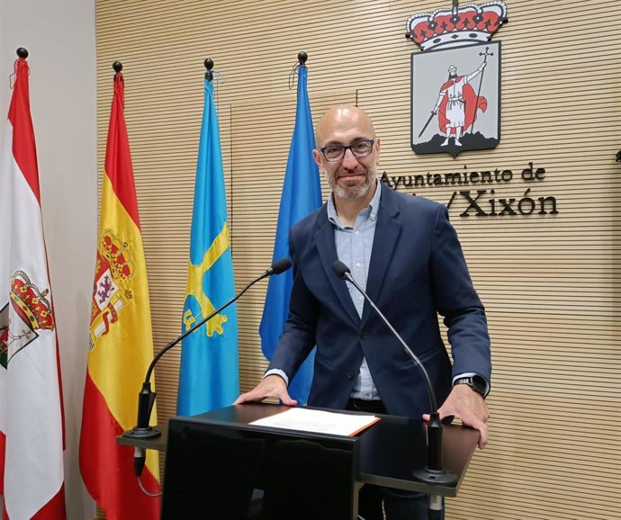 Rueda de prensa del presidente de Divertia Gijón, Óliver Suárez, concejal no adscrito del Ayuntamiento gijonés.