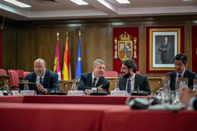 El presidente de C-LM, Emiliano García-Page, durante el Consejo de Gobierno itinerante en Azuqueca de Henares (Guadalajara).