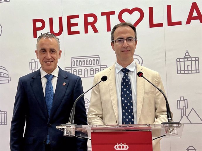 El alcalde de Puertollano (Ciudad Real), Miguel Ángel Ruiz, y el concejal de Festejos, Juan Sebastián López Berdonces, en rueda de prensa.