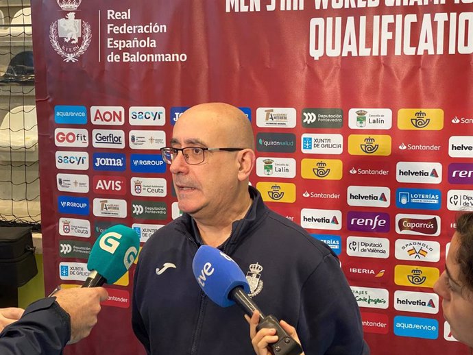 El seleccionador de balonmano masculino, Jordi Ribera, atiende a los medios en el Lalín Arena de Lalín (Galicia)