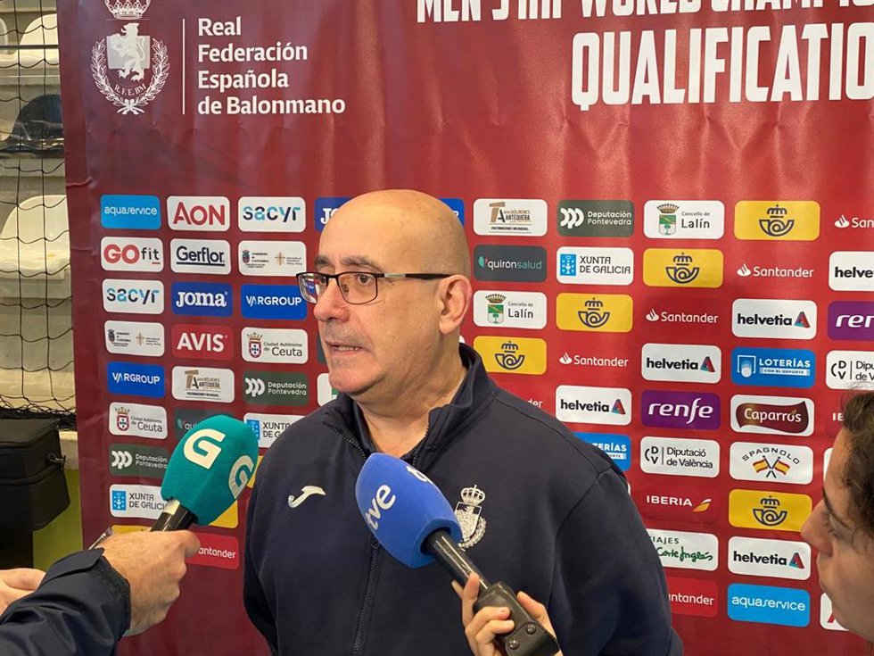 El seleccionador de balonmano masculino, Jordi Ribera, atiende a los medios en el Lalín Arena de Lalín (Galicia)