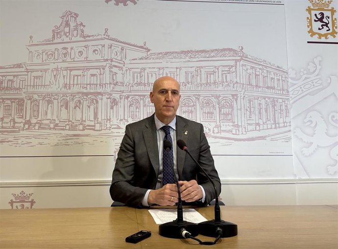 El alcalde de León, José Antonio Diez, durante la rueda de prensa para analizar las listas de espera en la Sanidad