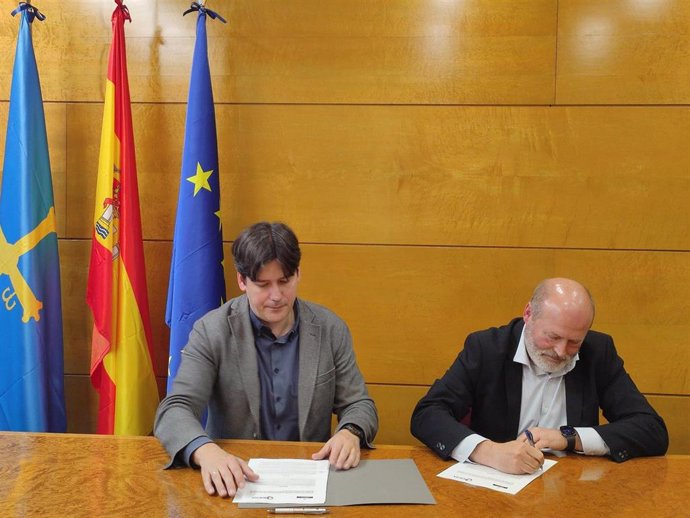 El consejero de Ciencia, Empresas, Formación y Empleo, Borja Sánchez, suscribe con el director general de Idesa, Julio Martín, el primer convenio para la participación empresarial en el nuevo modelo de FP en Asturias