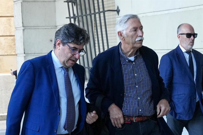 En el centro de la imagen, el exalcalde de Los Palacios Emilio Amuedo