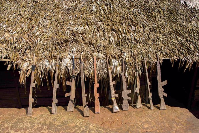 Archivo - Imagen de archivo de armas de insurgentes birmanos.