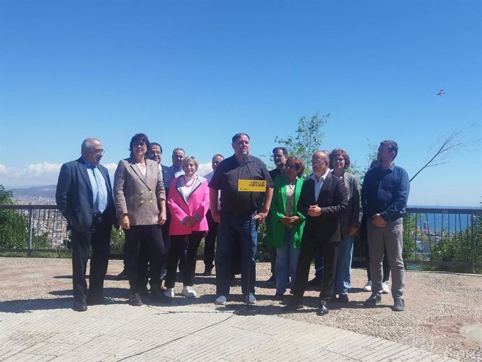 El presidente de ERC, Oriol Junqueras, junto a los consellers Joan Ignasi Elena, Carles Campuzano y Joaquim Nadal; la líder de ERC en el Ayuntamiento de Barcelona, Elisenda Alamany; y la candidata a las europeas, Diana Riba, entre otros.