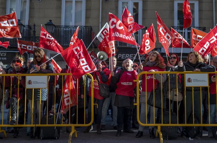 Archivo - Varias personas con banderas de CCOO, a 13 de diciembre de 2023, en Madrid (España).