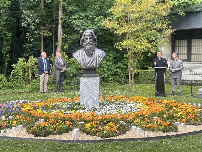 De izquierda a derecha, el rector de la UVA, Antonio Largo; el alcalde de Valladolid, Jesús Julio Carnero; el embajador de la India, Dinesh K. Patnaik; y el director de la Casa de la India, Guillermo Rodríguez; tras la estatua de Rabindranath Tagore.