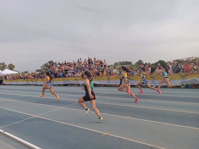 Atletas participan en el meeting de atletismo Rogelio Salas.