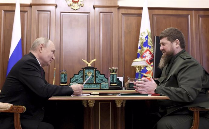 Archivo - September 28, 2023, Moscow, Moscow Oblast, Russia: Russian President Vladimir Putin, left, listens to Chechen leader Ramzan Kadyrov, right, during a face-to-face working meeting at the Kremlin, September 28, 2023 in Moscow, Russia.