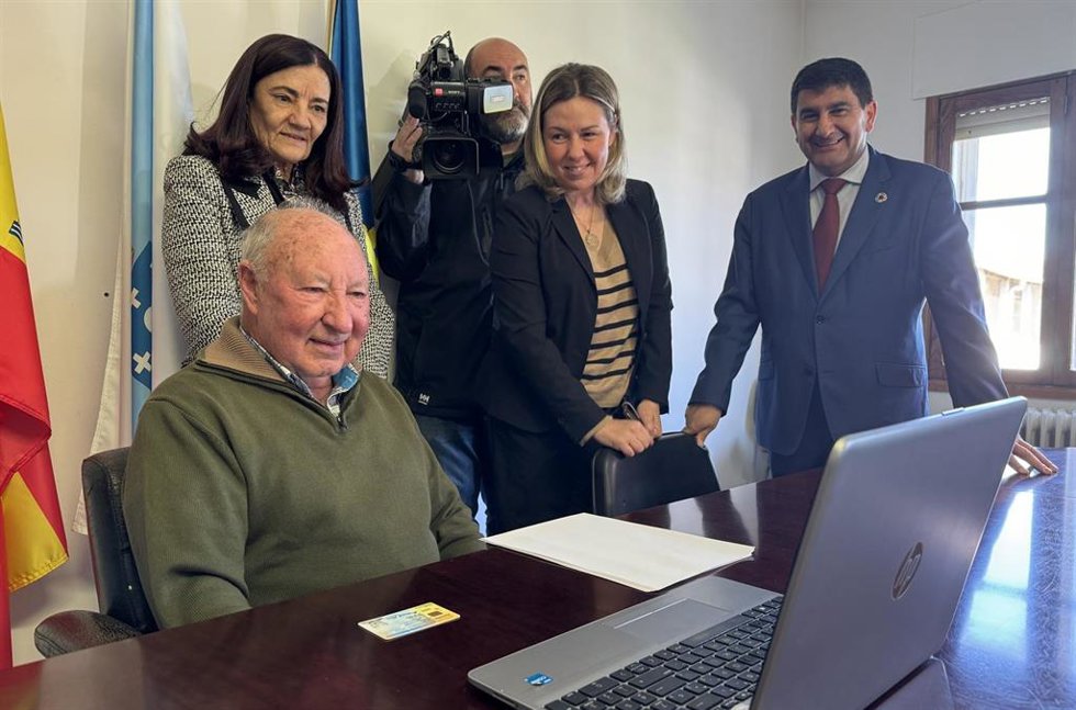 El delegado del Gobierno en Galicia, Pedro Blanco, junto a una persona mayor que participa en el programa que ofrece asistencia telemática a personas que residen en el rural para hacer la Renta