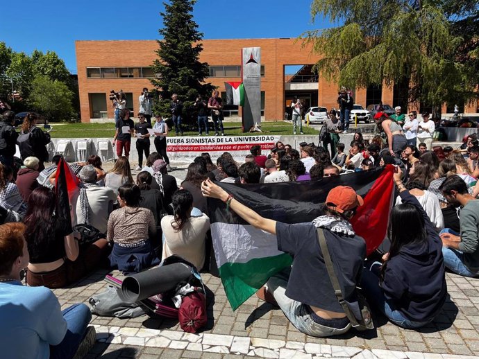 Acampada en el campus de la UCM para protestar por la actuación israelí en Gaza.