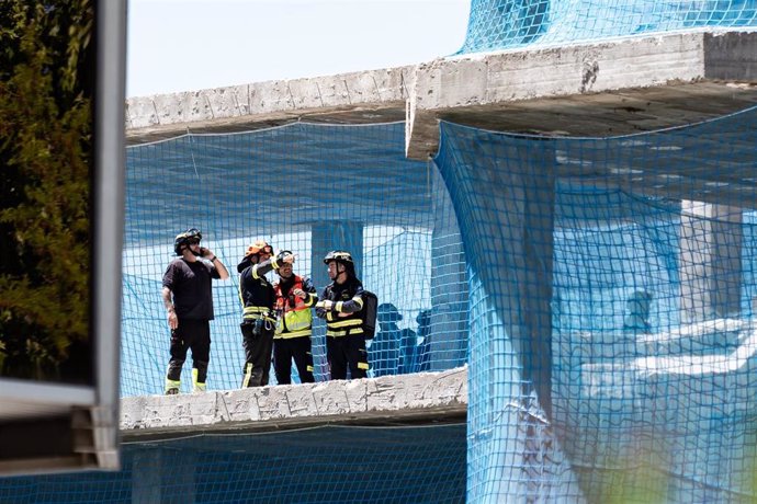 Bomberos trabajando en el edificio donde se ha derrumbado el forjado, en la calle Lezama, a 8 de mayo de 2024, en Madrid (España). 