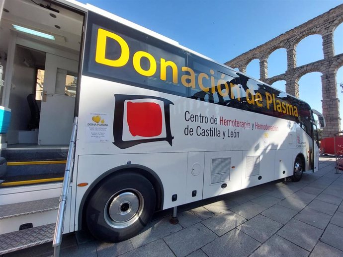 El autobús de plasma, a los pies del Acueducto, abierto a la espera de sus primeros donantes