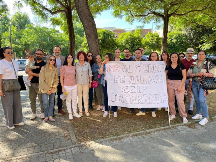 Imagen de la concentración de las familias del CEIP Jacarandá ante la Delegación Territorial de la Consejería de Educación