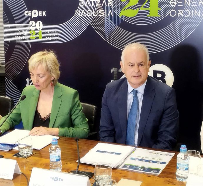 La presidenta de Cebek, Carolina Pérez Toledo, y el secretario general, Francisco Javier Azpiazu
