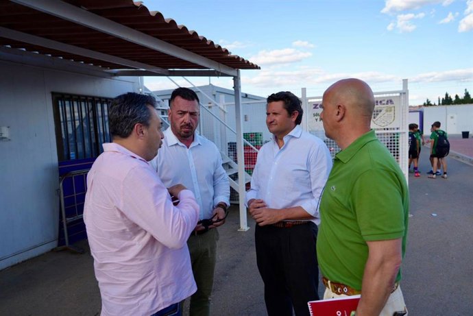 Reunión de dirigentes de Vox con responsables del CD San Roque.