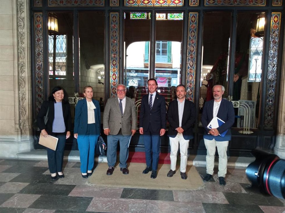 En el centro, el director general de la DGT, Pere Navarro, junto al presidente insular, Lloren Galmés.