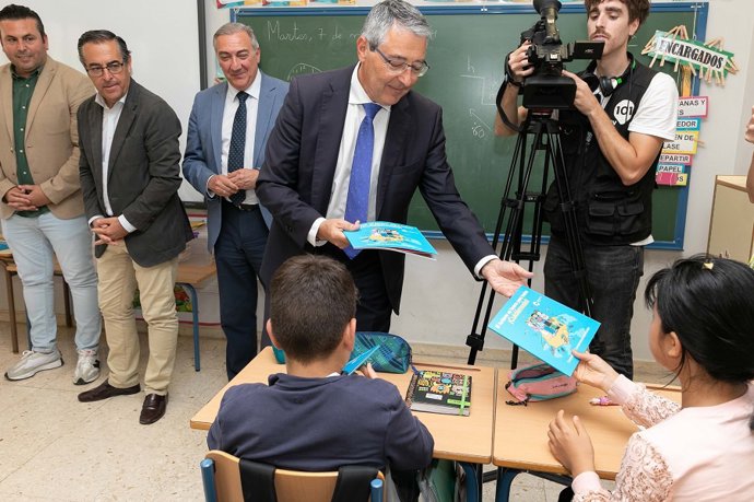 El presidente de la Diputación de Málaga, Francisco Salado, junto al delegado territorial de Desarrollo Educativo y FP de la Junta, Miguel Briones, durante la presentación de la campaña en el CEIP Blas Infante.