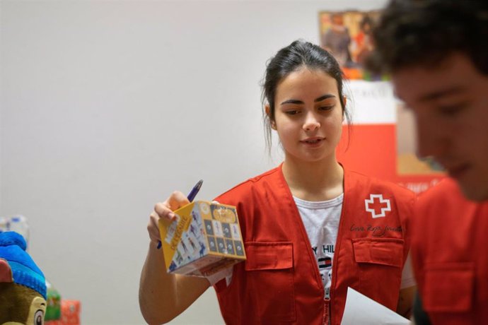 Archivo - Una voluntaria de Cruz Roja Juventud 