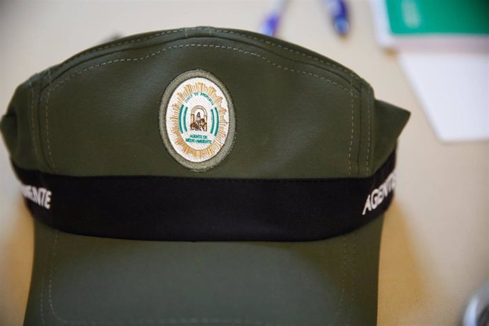 Archivo - Detalle de una gorra del uniforme de agente de Medio Ambiente, imagen de archivo. 