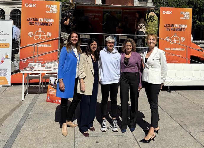 La vicepresidenta de GSK en España, la especialista en Neumología del Hospital Infanta Leonor, la jugadora Lucía Pardo, la presidenta de Liga F y la portavoz de APEPOC, posan en la presentación de 'Pulmón sano futuro sano sobre ruedas'