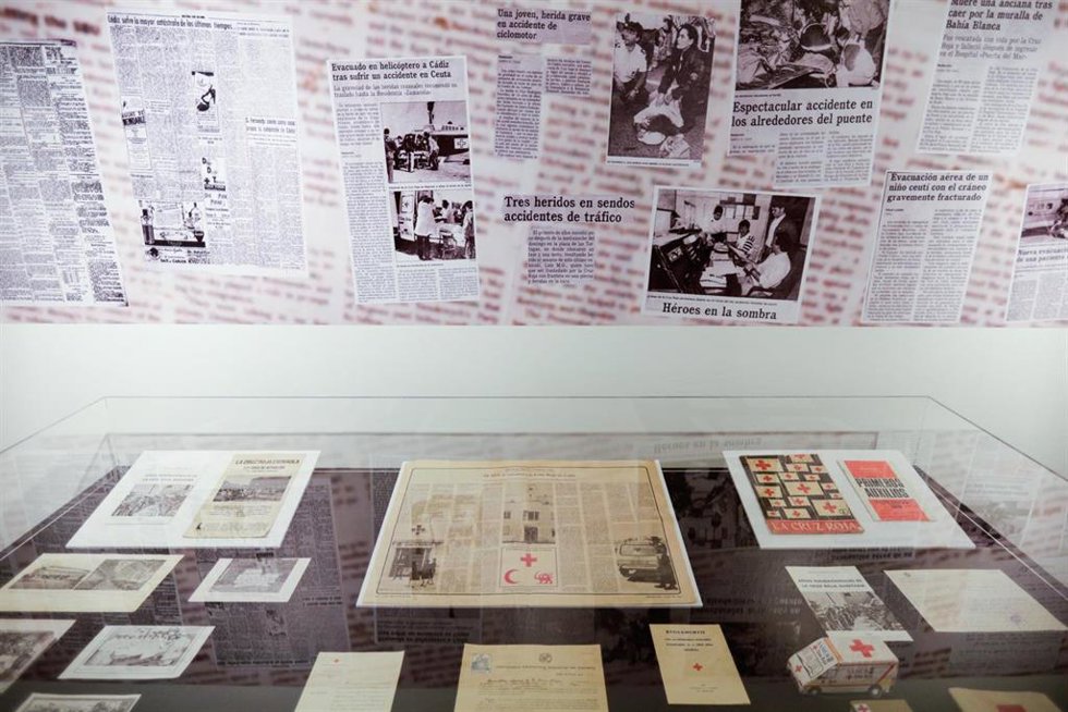 Exposición '150 años en Cádiz. Objetos emblemáticos de la Cruz Roja a través del tiempo' en Fundación Cajasol.