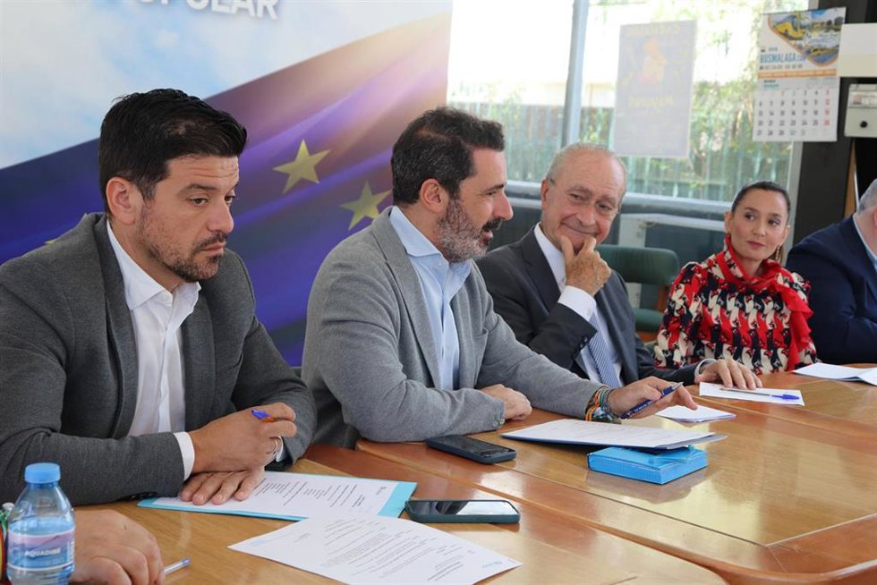 El secretario general del PP de Málaga, José Ramón Carmona; el alcalde de Málaga, Francisco de la Torre, y la coordinadora de la campaña electoral europea en Málaga, Elisa Pérez de Siles, en el marco del Comite de Campaña de la formación
