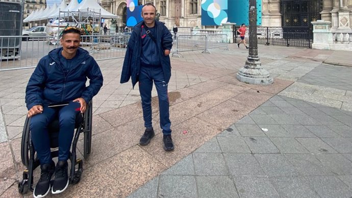 Archivo - Sergio Garrote (izda) y Ricardo Ten durante la inspección del recorrido de las pruebas de ciclismo en ruta de los Juegos Paralímpicos de París
