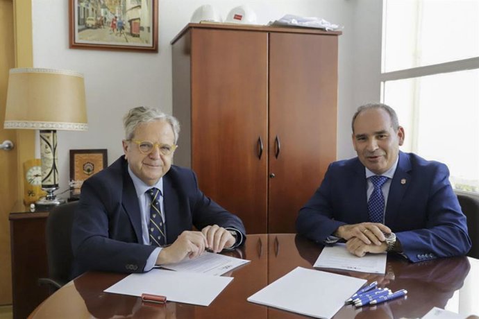 El presidente de la Diputación de Córdoba, Salvador Fuentes (izda.), y el director de la Escuela Politécnica de Belmez, José Ramón Jiménez (dcha.).