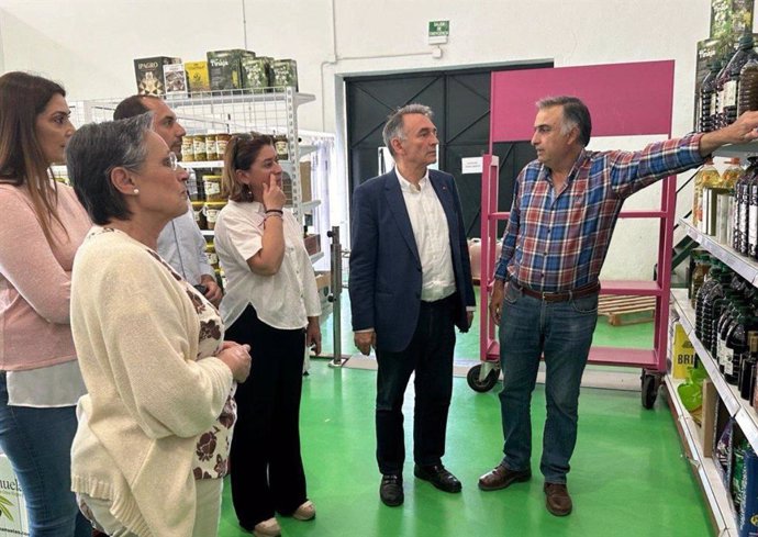 Santiago (2º dcha.) y Flores (izda.), en la visita a una cooperativa agroalimentaria de Aguilar de la Frontera.