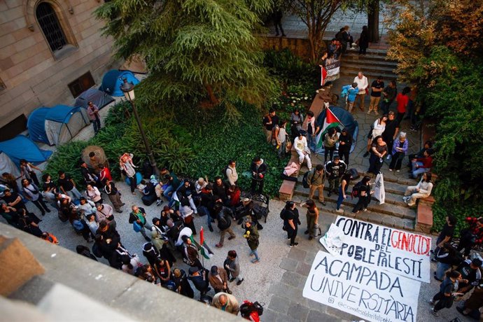 Varios estudiantes acampan en el Edifici Històric de la Universitat de Barcelona (UB).