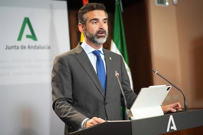 El consejero de Sostenibilidad, Medio Ambiente y Economía Azul de la Junta de Andalucía y portavoz del gobierno, Ramón Fernández-Pacheco, durante la rueda de prensa posterior al Consejo de Gobierno. A 07 mayo de 2024, en Sevilla (Andalucía, España).Rueda 