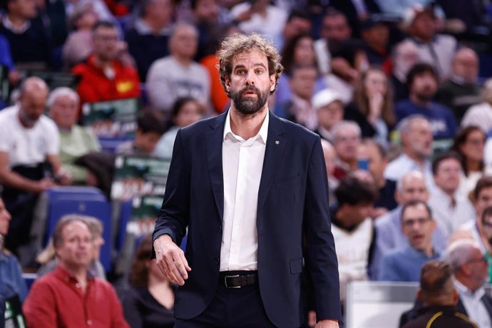 Archivo - Roger Grimau, head coach of FC Barcelona, looks on during the Turkish Airlines EuroLeague, Regular Season, basketball match played between Real Madrid and FC Barcelona at Wizink Center on October 26, 2023, in Madrid, Spain.