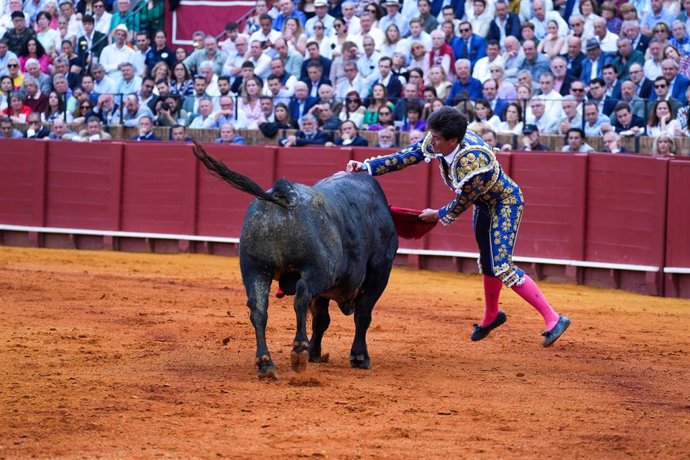 El torero, Esaú Fernández,  durante su corrida en el día de hoy, a 21 de abril de 2024, en Sevilla, Andalucía (España)