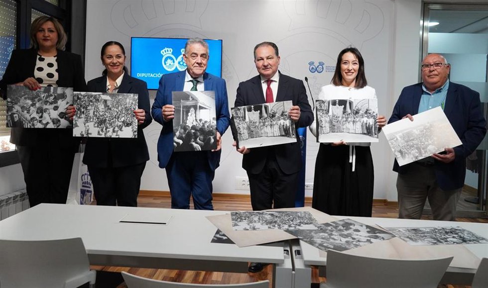 Presentación en Diputación de la colección de reproducciones de fotografías antiguas de la romería del Rocío.
